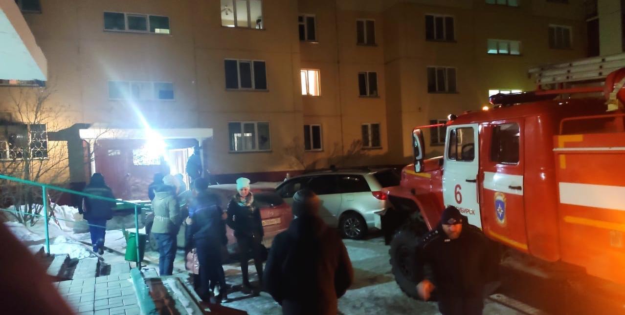 Фото Мужчина погиб при пожаре в многоэтажке в Новосибирске 2